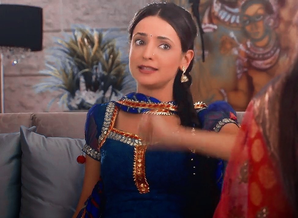 Khushi in Raizada house K - "Bahut log kehte ham kisi picture horoine ki tarah lagte hai, lekin ye nahi bata pate kaunsi heroine " lol  She is crazy  I love her Ps- The way khushi sitting on sofa so cute   #KhushiKumariGupta #SanayaIrani  #IPKKND  #Arshi