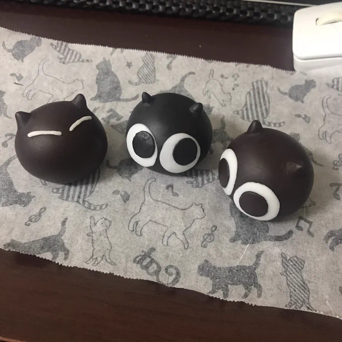 可愛い…。
ちなみに左右のが茶色の樹脂粘土にアクリル黒を足したもの。真ん中が白の樹脂粘土にアクリル黒を足したもの。茶色の方がより黒くなるかなと思ったけどそうでもなかった…。白粘土+黒の方がちゃんと黒だね!でもこげ茶はなんかファンシーでこれはこれで良い… 
