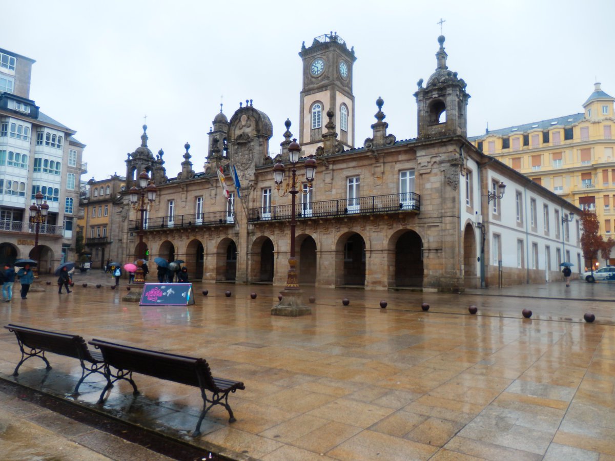 Lugo: Casa do Concello y Praza Maior, paso del camino con una historia que contar a cada metro... xurdemoran.blogspot.com/2013/09/lugo-c…