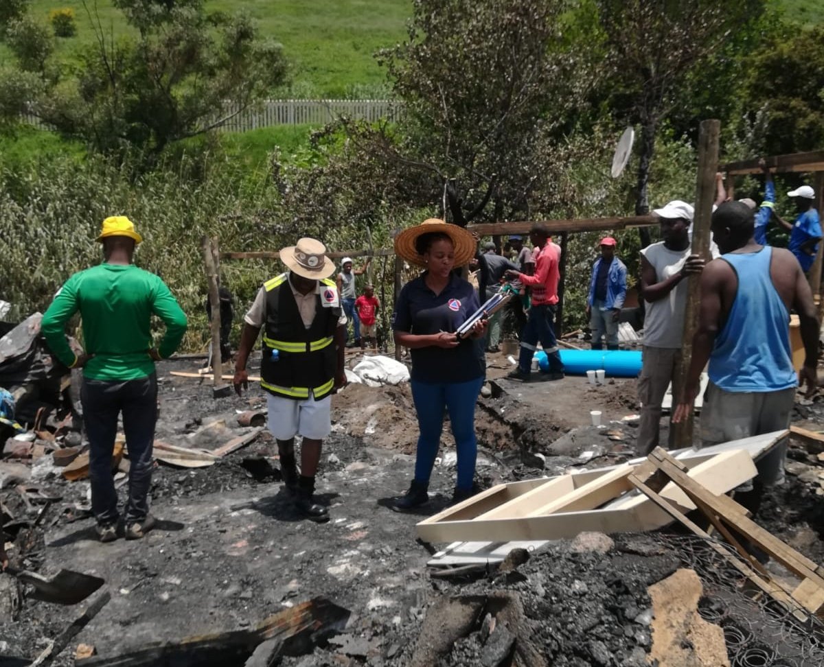 CoJPublicSafety's tweet photo. Our @CoJPublicSafety #DisasterManagement is currently on-site in #KyaSands after a fire, conducting assessment and registration ongoing.
Shoprite Mobile kitchen provided affected with breakfast. About 52 dwellings destroyed, 93 affected. No injuries or fatalities reported. https://t.co/s90BNsraY3
