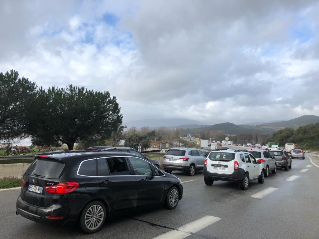 FTViaStella's tweet photo. Le temps s'est un peu amélioré et les niveaux d'eau ont baissé, depuis ce matin, dans la région ajaccienne. Conséquence, des embouteillages importants se forment en ce moment pour rentrer à Ajaccio.

➡️ https://t.co/K8SrBAbZ8b https://t.co/pnLYPIIDdS