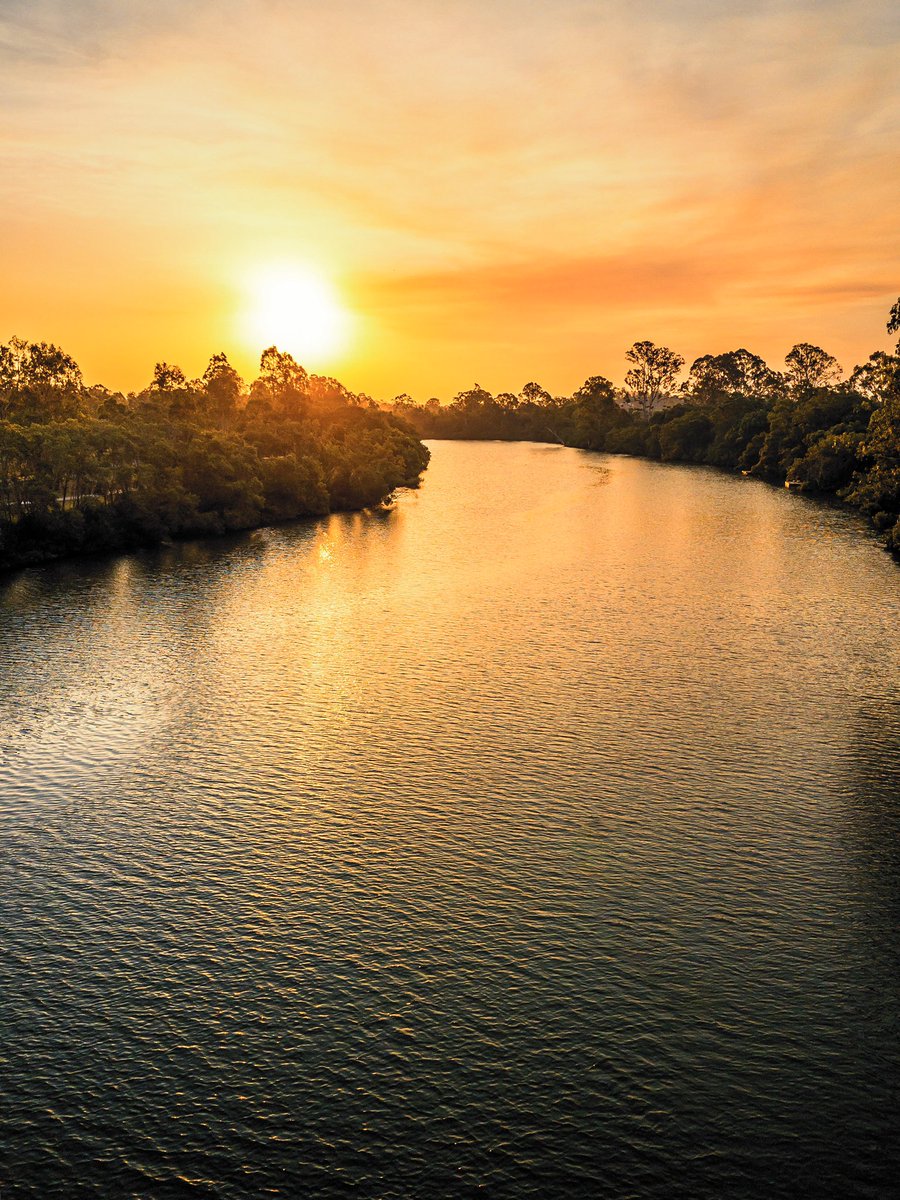 javanng's tweet photo. Sunset view from the historic red bridge in the City of Logan.

#VisitLogan #Queensland #Australia #discoverqueensland #shotoniphone #travel @visitlogan @Queensland @Australia https://t.co/eWzcvIQE3t