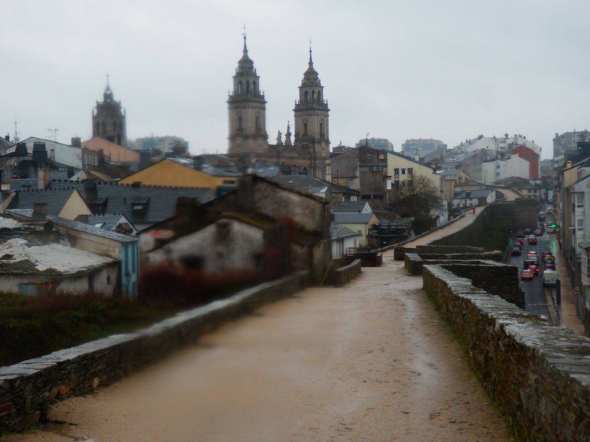 Lugo (Galicia) desde sus murallas: merece la pena recorrerlas metro a metro, pues a cada paso hay no una, sino decenas y decenas de historias que contar: xurdemoran.blogspot.com/2013/07/las-mu…