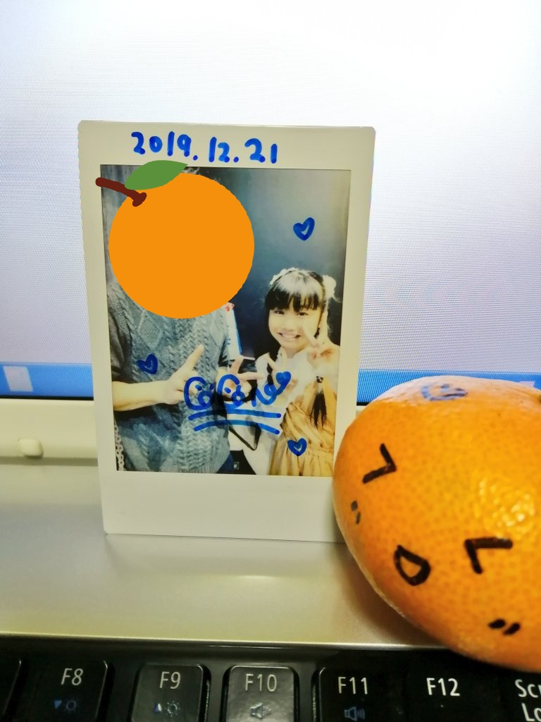 arcokuco's tweet photo. 心音ちゃんと
チェキしちゃった💗
可愛い落書きミカン🍊も
ありがとう
#KIDJAM 
#二葉心音 https://t.co/K7Sv3HKBWS