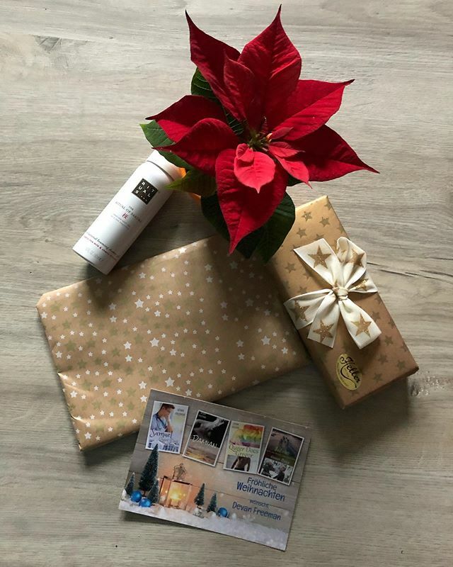 AStegbauer's tweet photo. Tolle Weihnachtsgrüße von Devan Freeman haben mich heute erreicht. Vielen herzlichen Dank ❤️
#blogger #weihnachten #weihnachtskarten #weihnachtsgeschenke #dankbar #devanfreeman https://t.co/7z54cFo2OK https://t.co/UWR91ku5iS