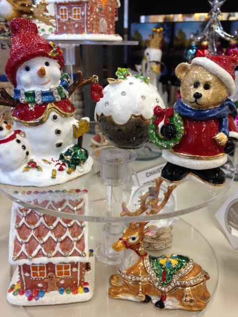 WorcesterTIC's tweet photo. Looking for some lovely last minute gifts? Then take a look at these exquisite Christmas trinket boxes from @AroraDesignLtd available to buy from @WorcesterTIC open today until 4pm and from 9.30am-5pm Monday 23rd December #WorcestershireHour #Christmas #gifts #trinketboxes https://t.co/yhWMhu0dG1
