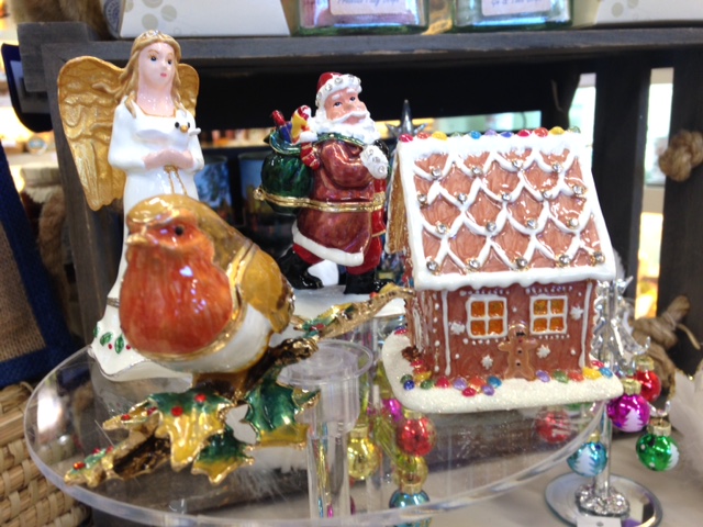 Looking for some lovely last minute gifts? Then take a look at these exquisite Christmas trinket boxes from <a href="/AroraDesignLtd/">Arora Design</a> available to buy from <a href="/WorcesterTIC/">Worcester TIC</a> open today until 4pm and from 9.30am-5pm Monday 23rd December #WorcestershireHour #Christmas #gifts #trinketboxes