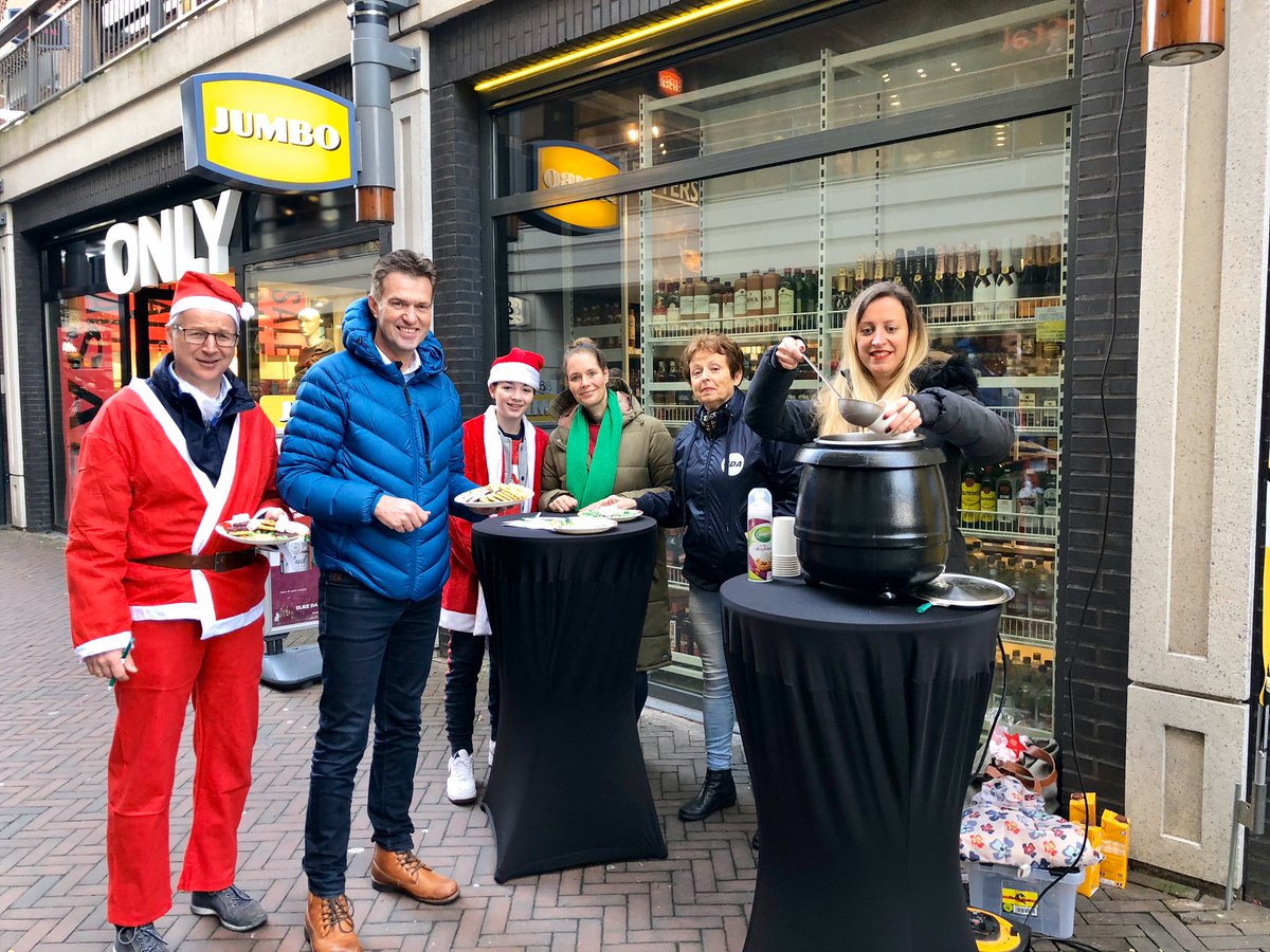pieterpaans's tweet photo. Gezellig met @CDApapendrecht in centrum #papendrecht Heerlijke warme chocolademelk en koekjes uitdelen. Wensen u goede kerstdagen ! #samen https://t.co/VyBNrouWeL