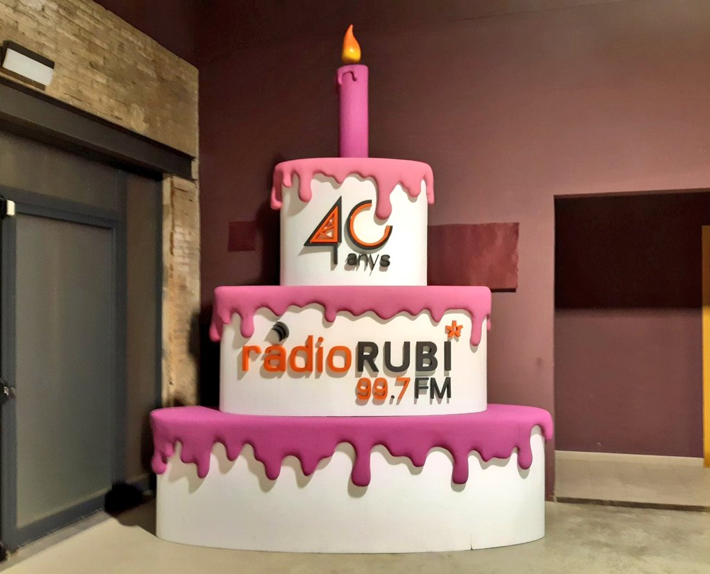 Ahir va ser un dia molt bonic a #rubicity pq @inforadiorubi celebrava els seus 40 anys. Va ser preciós retrobar-se amb molta gent i veure que picant pedra tiren endavant un mitjà local de referència que ens fa ser una societat millor. Gràcies x resistir malgrat les adversitats.
