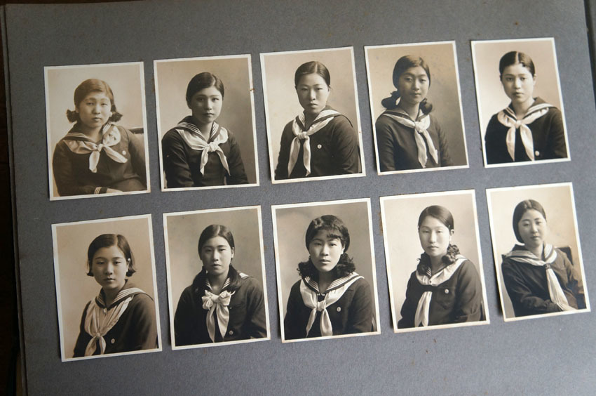 とてもお洒落な戦前の女学生。1936(昭和11)年 仙台市の常盤木学園高等女学校の卒業アルバム。セーラー服の誂え帽子や持ち物、タイの結び方もみんな違っていて個性的。
そして極め付けはライト風の素敵な校舎!
残念ながら空襲で焼失してしまったという。
  #ヤフオク 