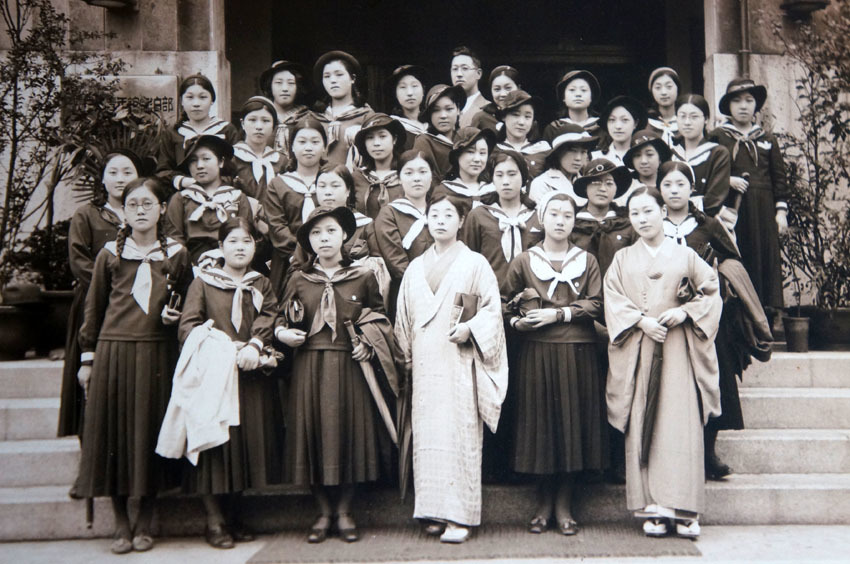 とてもお洒落な戦前の女学生。1936(昭和11)年 仙台市の常盤木学園高等女学校の卒業アルバム。セーラー服の誂え帽子や持ち物、タイの結び方もみんな違っていて個性的。
そして極め付けはライト風の素敵な校舎!
残念ながら空襲で焼失してしまったという。
  #ヤフオク 