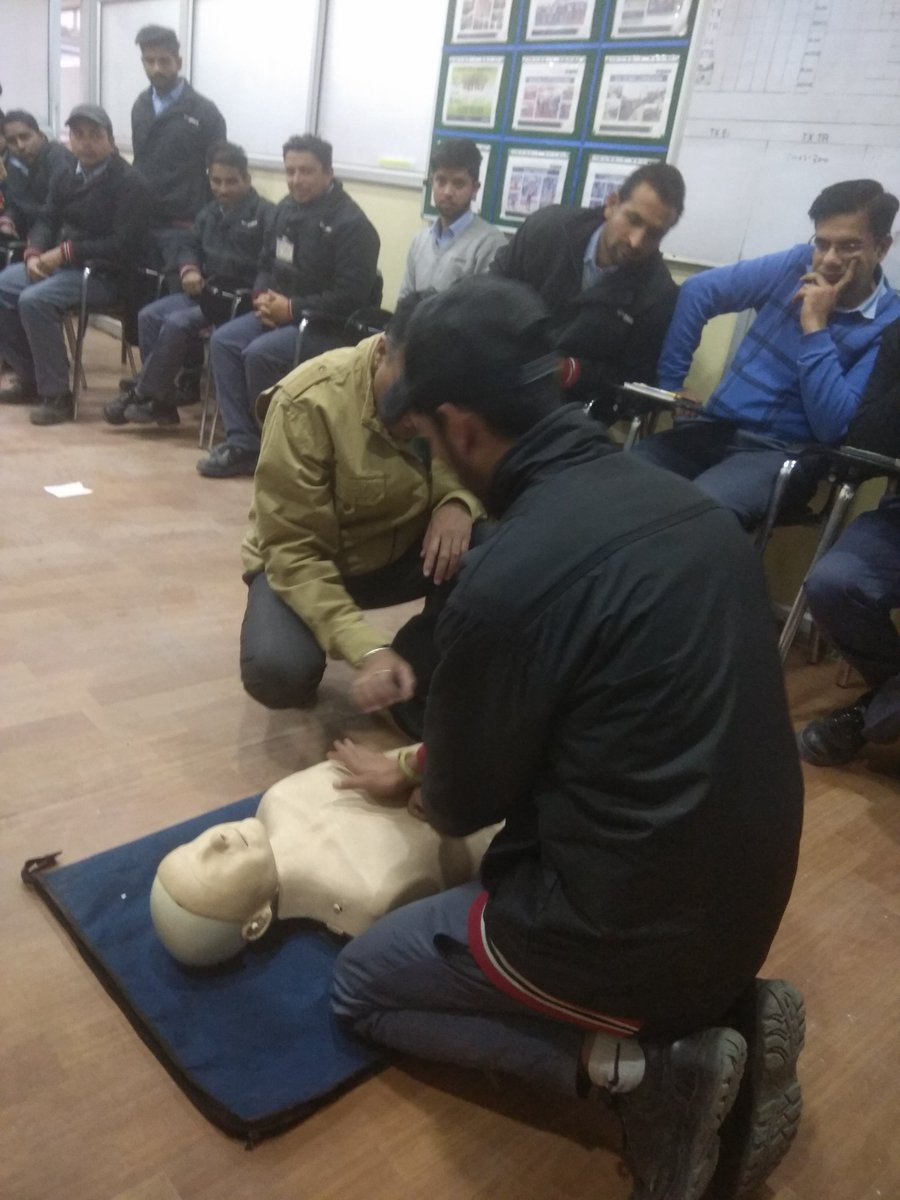 PeoplesTrustJai's tweet image. #FirstAid training course for #FactoryWorkers #Una #HimachalPradesh.... #Practicals of #CPR #RecoveryPositions #HandlingofVictim #RescueSafely #DRABC #HeartAttack #Bandages #Amputation #AbdomialInjuries