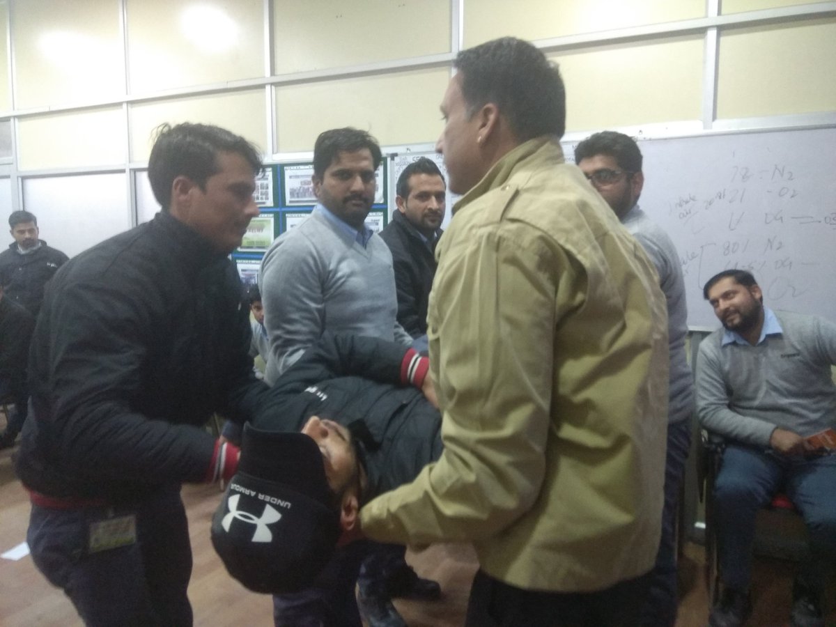 PeoplesTrustJai's tweet image. #FirstAid training course for #FactoryWorkers #Una #HimachalPradesh.... #Practicals of #CPR #RecoveryPositions #HandlingofVictim #RescueSafely #DRABC #HeartAttack #Bandages #Amputation #AbdomialInjuries