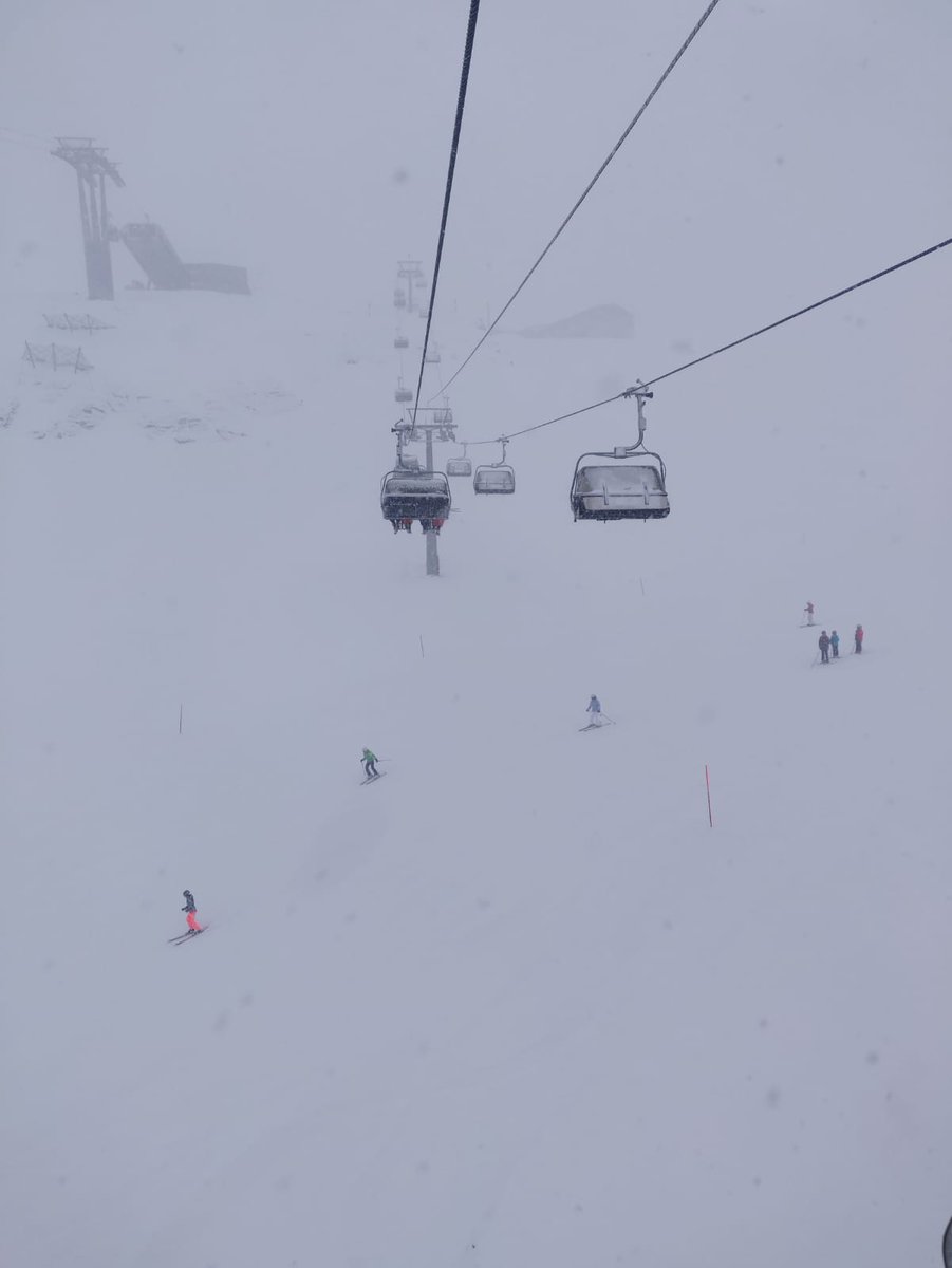RAFSnowboard's tweet photo. Back on the glacier today and making most of our last day, so we got back in the park. No kickers, just boxes/rails.  #seeingisoverrated #noordinaryjob @AirTanker @InzpireLimited @QinetiQ @RAFSnowboard @rafcharitable @HQRAFSport @rafwintersport https://t.co/iIcWF2qX8E