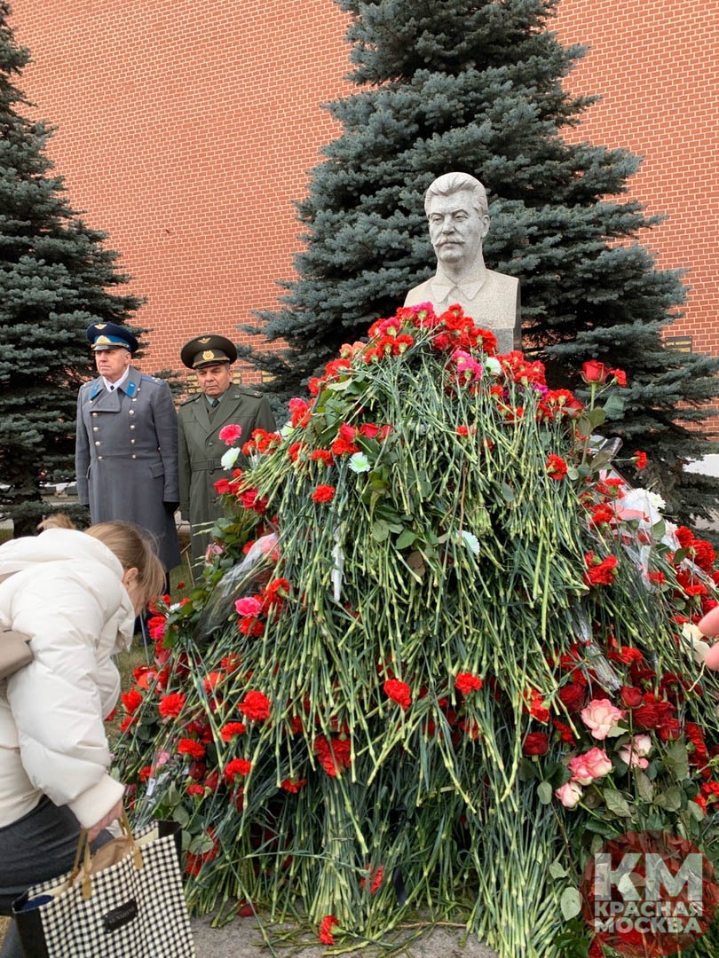 День рождения сталина. Могила Сталина в Москве. Сталин Иосиф Виссарионович 140 лет. Цветы у памятника Сталину. Могила Сталина в цветах.