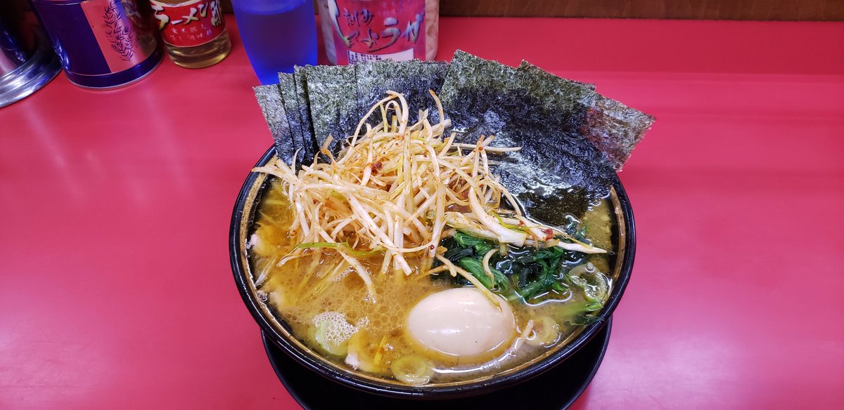 fwjtkEDI1czR77A's tweet photo. 本日は閉店間近のここ。

「上越家」　上越市大字下源入

朝から何も口にしていない。
こんな時はガッツリと吉村家家系を
求めて閉店間近に来店。
閉店間近でも朝と変わらず
濃厚な神ってるスープ。
思わず「うーんめー」‼️
正しく吉村家家系伝承店の成せる技
本日も完食。���日もご馳走様でした。 https://t.co/vY4k2p79kv