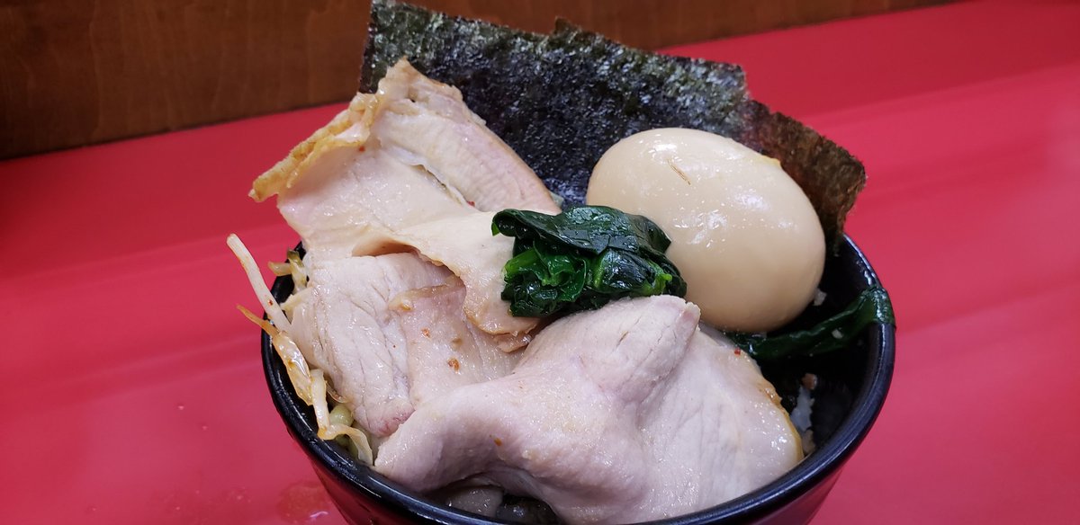 fwjtkEDI1czR77A's tweet photo. 本日は閉店間近のここ。

「上越家」　上越市大字下源入

朝から何も口にしていない。
こんな時はガッツリと吉村家家系を
求めて閉店間近に来店。
閉店間近でも朝と変わらず
濃厚な神ってるスープ。
思わず「うーんめー」‼️
正しく吉村家家系伝承店の成せる技
本日も完食。���日もご馳走様でした。 https://t.co/vY4k2p79kv