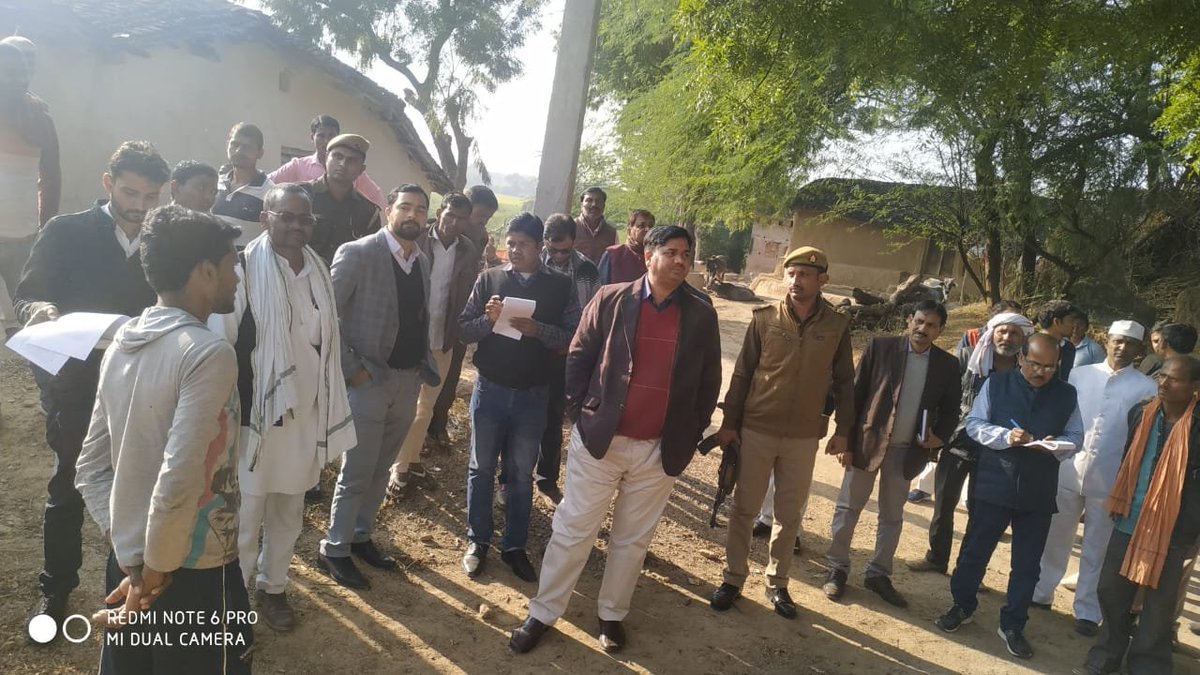 ChitrakootDm's tweet photo. विकासखंड रामनगर के ग्राम देऊधा का औचक निरीक्षण कर ग्रामीणों की समस्याएं सुनी तथा गौशाला संचालन का भी किया निरीक्षण|
@CMOfficeUP , @UPGovt , @ChiefSecyUP , @myogiadityanath https://t.co/Tgw77hXzUB