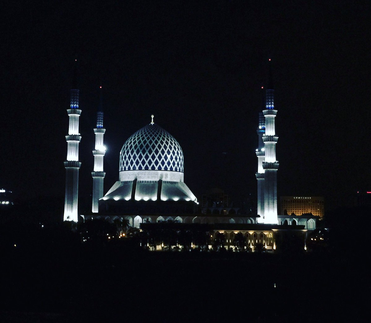 FandiNajmudin's tweet photo. night at the shah alam #masjidshahalam #shahalam https://t.co/t8yNPx1nlV
