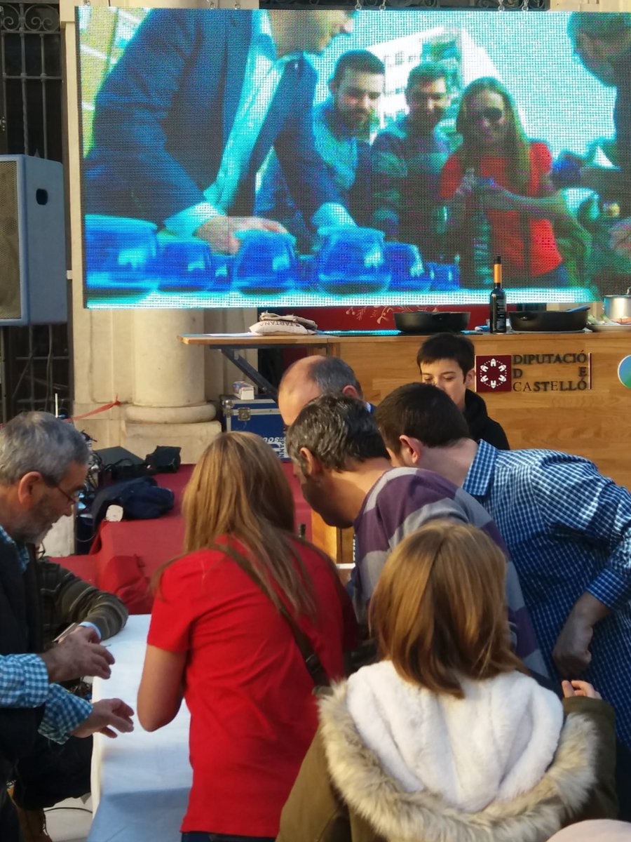 coopviver's tweet photo. Hoy día de Feria!
Estamos en el Mercat de la Trufa de Castelló.
Nuestro #AOVELágrima brilla de la mano de @roures7 y con nuestra compañera Ana.
#ElSabordelTerritorio
#Feriando https://t.co/W8iZ732wFY