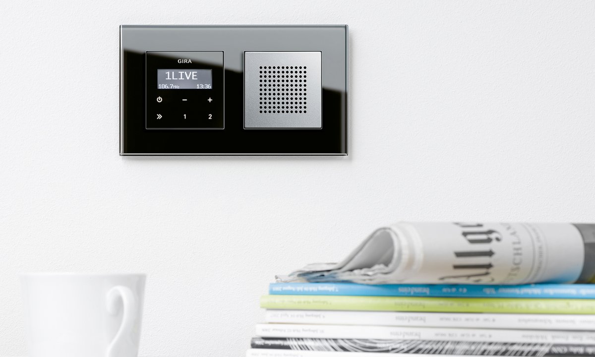 Gira's tweet photo. Die intuitive #Bedienung des Gira Unterputz-Radio RDS ist dank kapazitivem #Sensorfeld und hochwertigem #Display besonders komfortabel. https://t.co/V31xkkKuS7 https://t.co/hx4TP4gma2