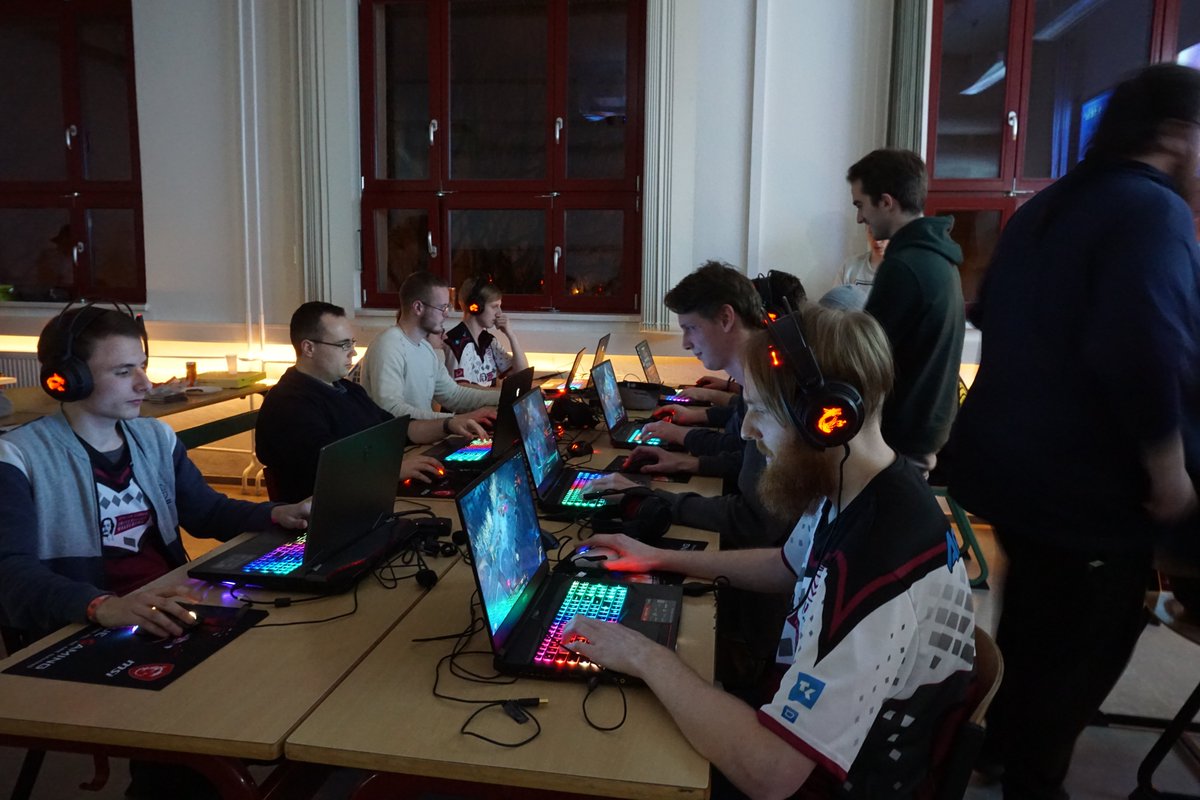 ovguesports's tweet image. Hier ein paar der versprochenen Bilder unserer #Weihnachtsfeier .

Vielen Dank noch einmal an @uniligaGG , @msi_de und an die #StadtsparkasseMagdeburg .