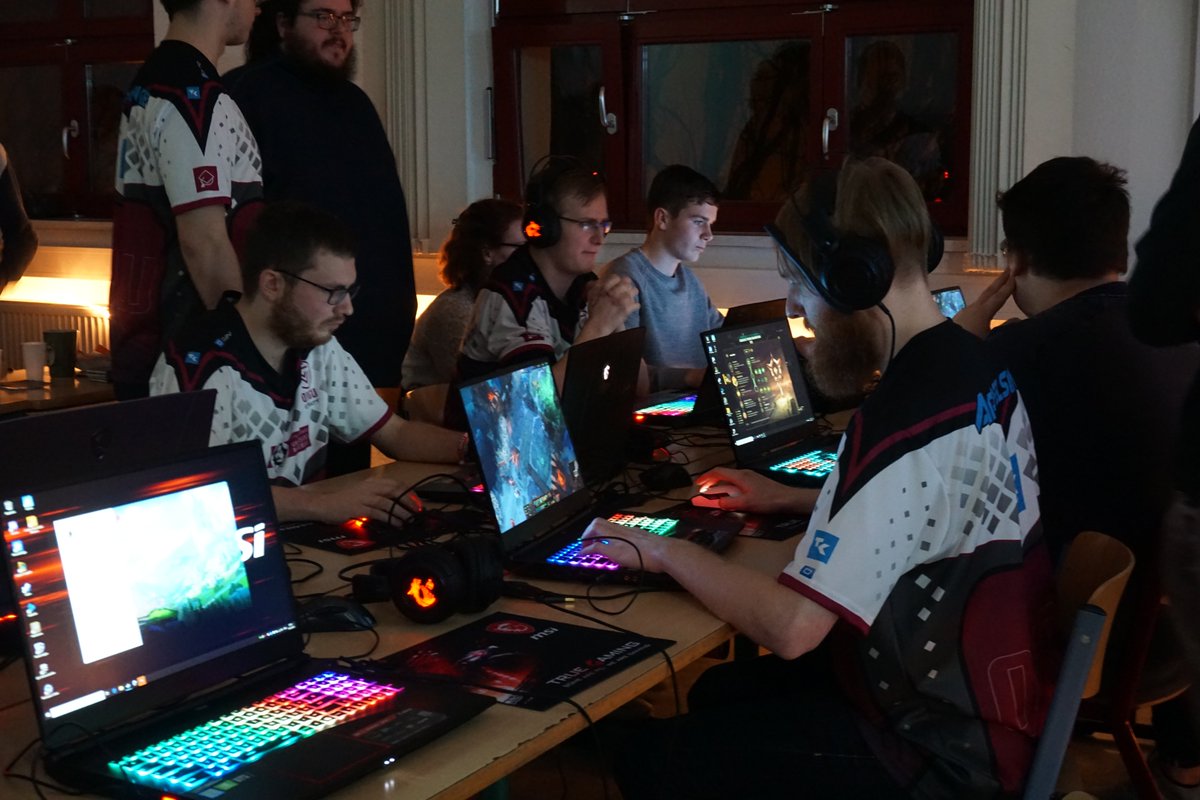 ovguesports's tweet image. Hier ein paar der versprochenen Bilder unserer #Weihnachtsfeier .

Vielen Dank noch einmal an @uniligaGG , @msi_de und an die #StadtsparkasseMagdeburg .