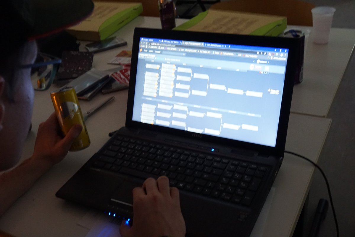 ovguesports's tweet image. Hier ein paar der versprochenen Bilder unserer #Weihnachtsfeier .

Vielen Dank noch einmal an @uniligaGG , @msi_de und an die #StadtsparkasseMagdeburg .