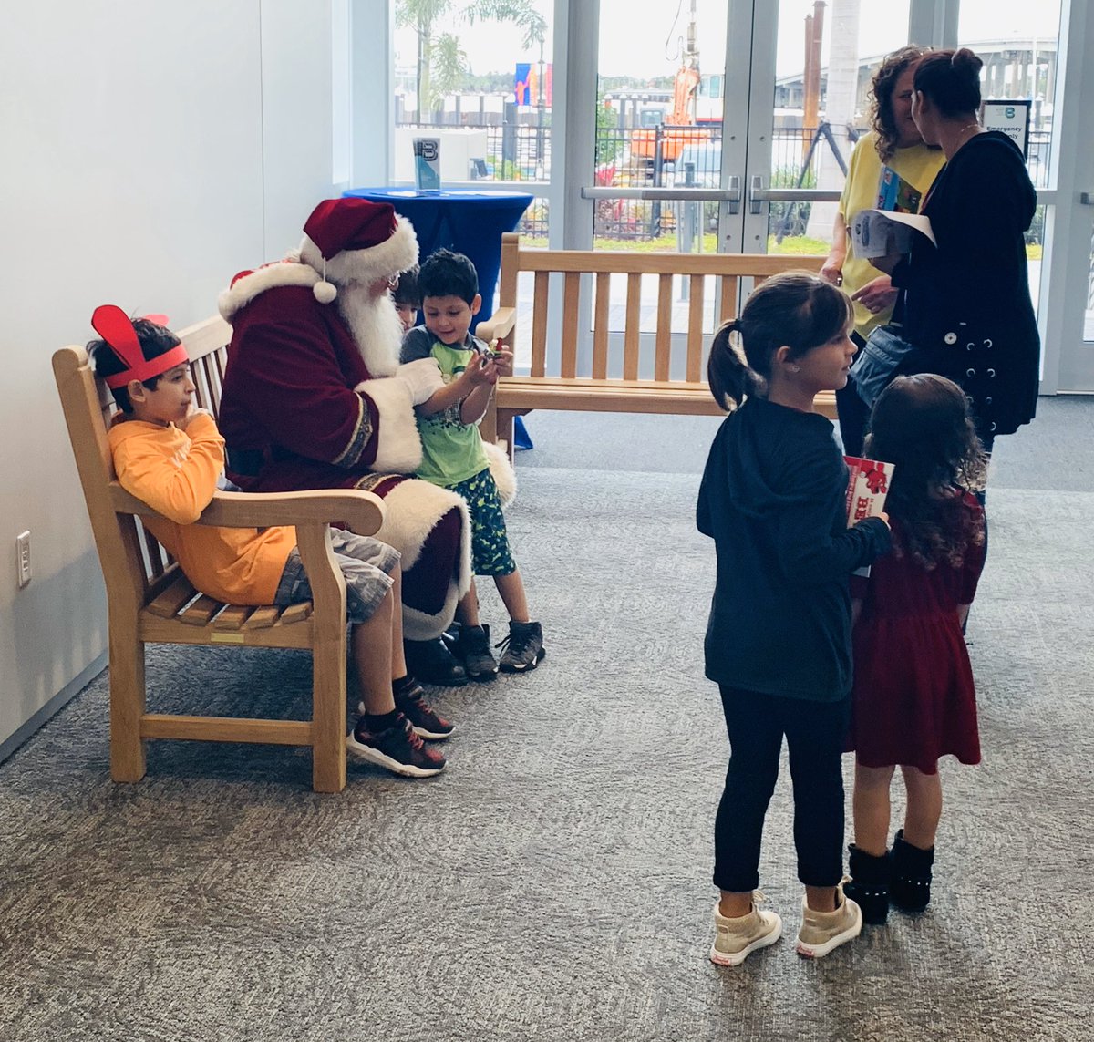 CarolinaLFranco's tweet photo. Pictures with #Santa, free books, awesome activities and lots of entertainment at the #SoarIn4 event.
@joinvroom @MITM_BFF @SuncoastCGLR @LeerPara3ro @ThePattersonFdn https://t.co/j9fvAsbU8P