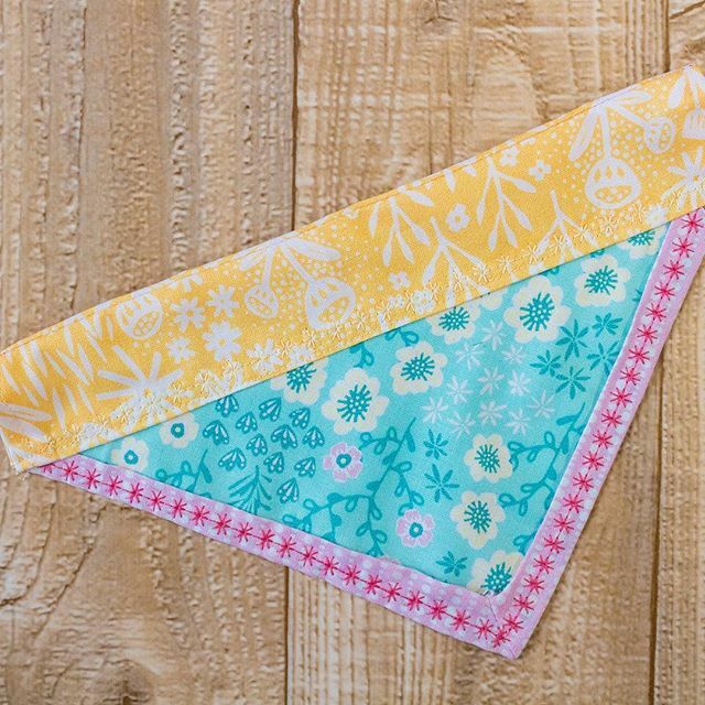 Do you normally make your furry friends a Christmas gift? 🎁 🐶 Why not make them this dog bandana? Click the link in our profile to find out how to make it!
