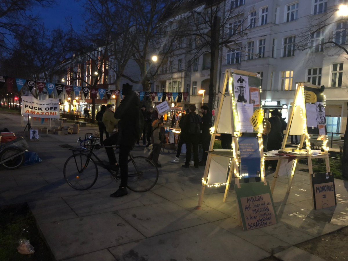 berlinvsamazon's tweet image. Abbau. Über den Tag verteilt Hunderte Menschen. Viele Plakate &amp;amp; Schilder, eine tolle 🐻🥊-Performance, Diskussionen und zahlreiche gesammelte Stimmen &amp;amp; geknüpfte Kontakte mit  Anwohner*innen. Das war der Start, nächstes Jahr geht's weiter! Danke! #BerlinVsAmazon #fightthetower