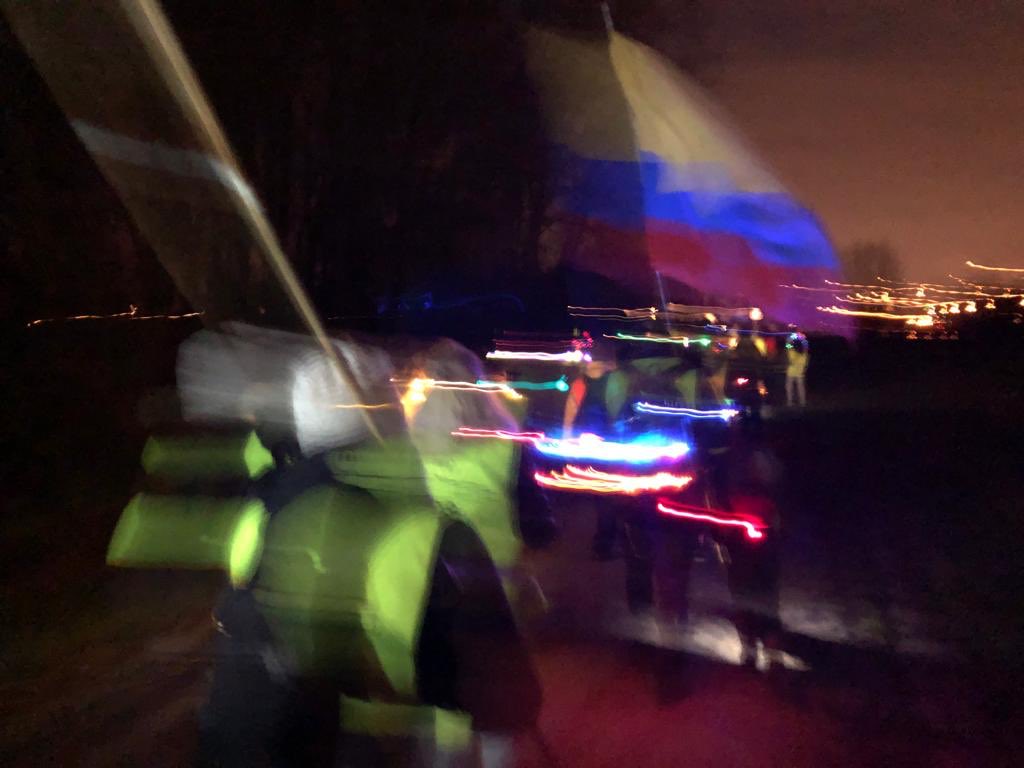 En nu wordt het een tocht door het donker! Bijna in Kortrijk 🔥 <a href="/DuwMee/">DuwMee</a> <a href="/DeWarmsteWeek/">De Warmste Week</a>