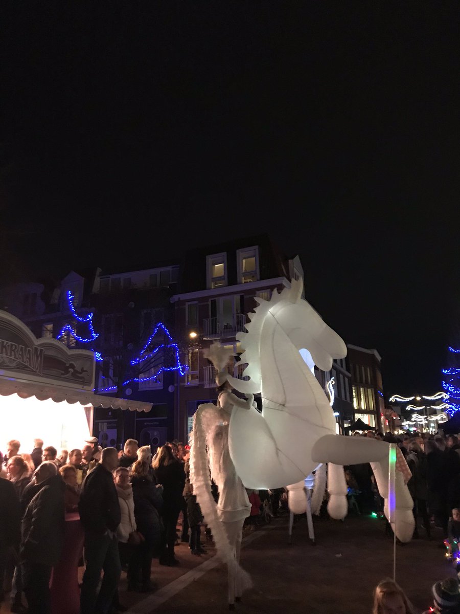 Schitterend de verlichting Oude Kerk Ede, en wat een mensen in #EdeCentrum #LichtfestivalEde