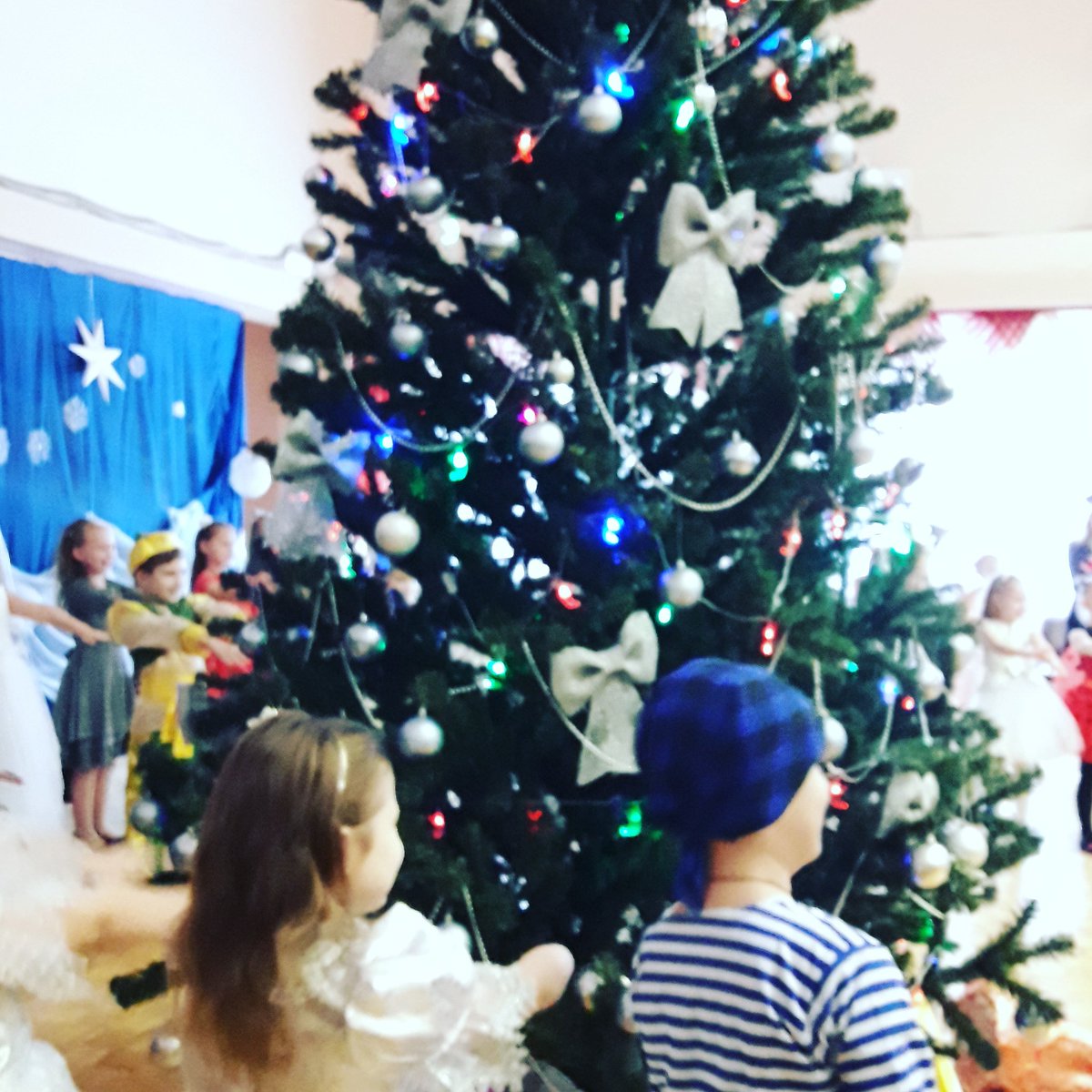 21.12.2019 в гимназии 79 дан старт новогодним праздникам. Первыми были 1-клашки!