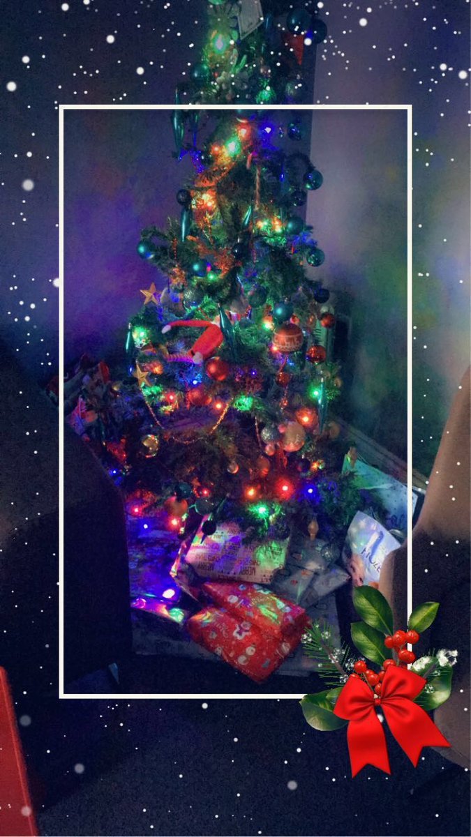 DhillonS4m's tweet image. Family &amp;amp; friends presents wrapped &amp;amp; ready under the tree 😻 hard work will begin on Xmas eve when I got to wrap the kids presents after they sleep so Santa has dropped their presents off 🙈 #lovexmas