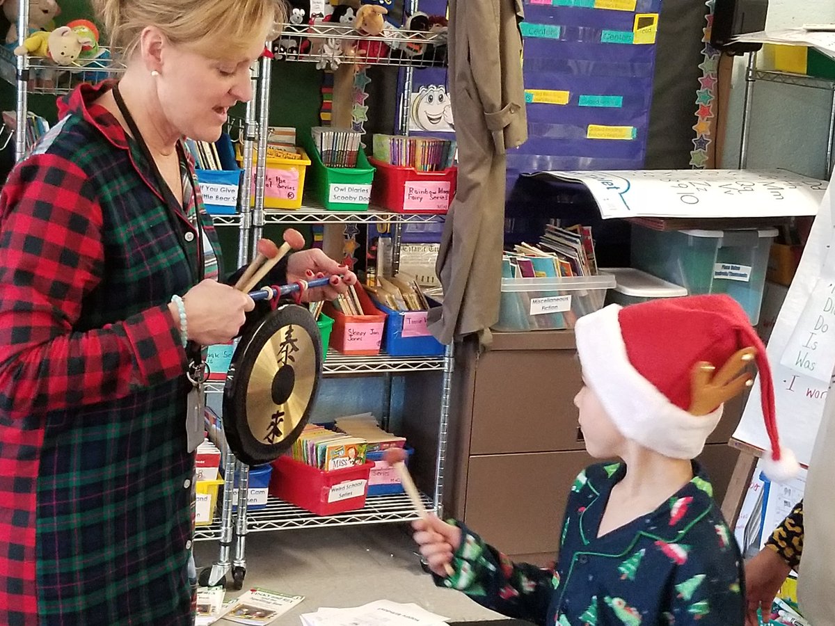 KirstenShivak's tweet photo. @5thAveSchool @BayShoreSchools Mrs. Shivak's class celebrated New Year's with traditions from around the world. Children swallowed noodles whole, banged a gong, read fortunes, ate 12 grapes, watched their homemade version of the ball drop, and banged in 2020! https://t.co/oRJPtfaLLz