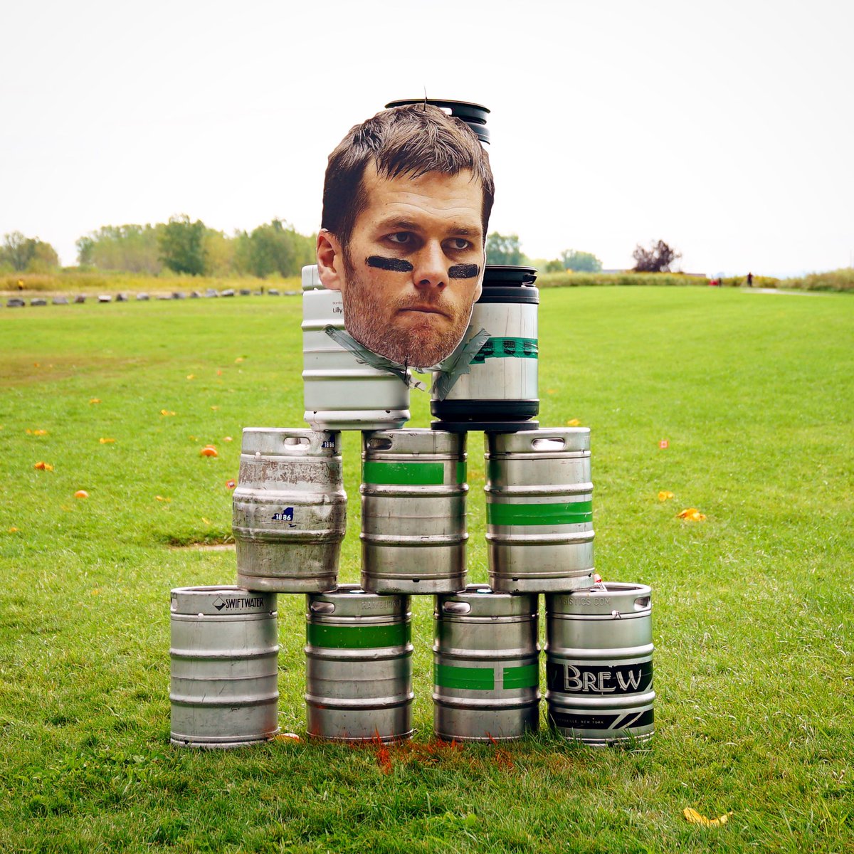 communitybeer's tweet photo. When #ThinkNYDrinkNY meets #GoBills ! Let’s do this, Buffalo! We took out Brady with a fleet of trebuchets, now get him on their field! 🏈 🍻 🏈 New England is going down. 👎 #LetsGoPils #treBREWchet #BillsMafia #buffalobills #letsgobuffalo #tombradysucks https://t.co/hGPh71dy7I