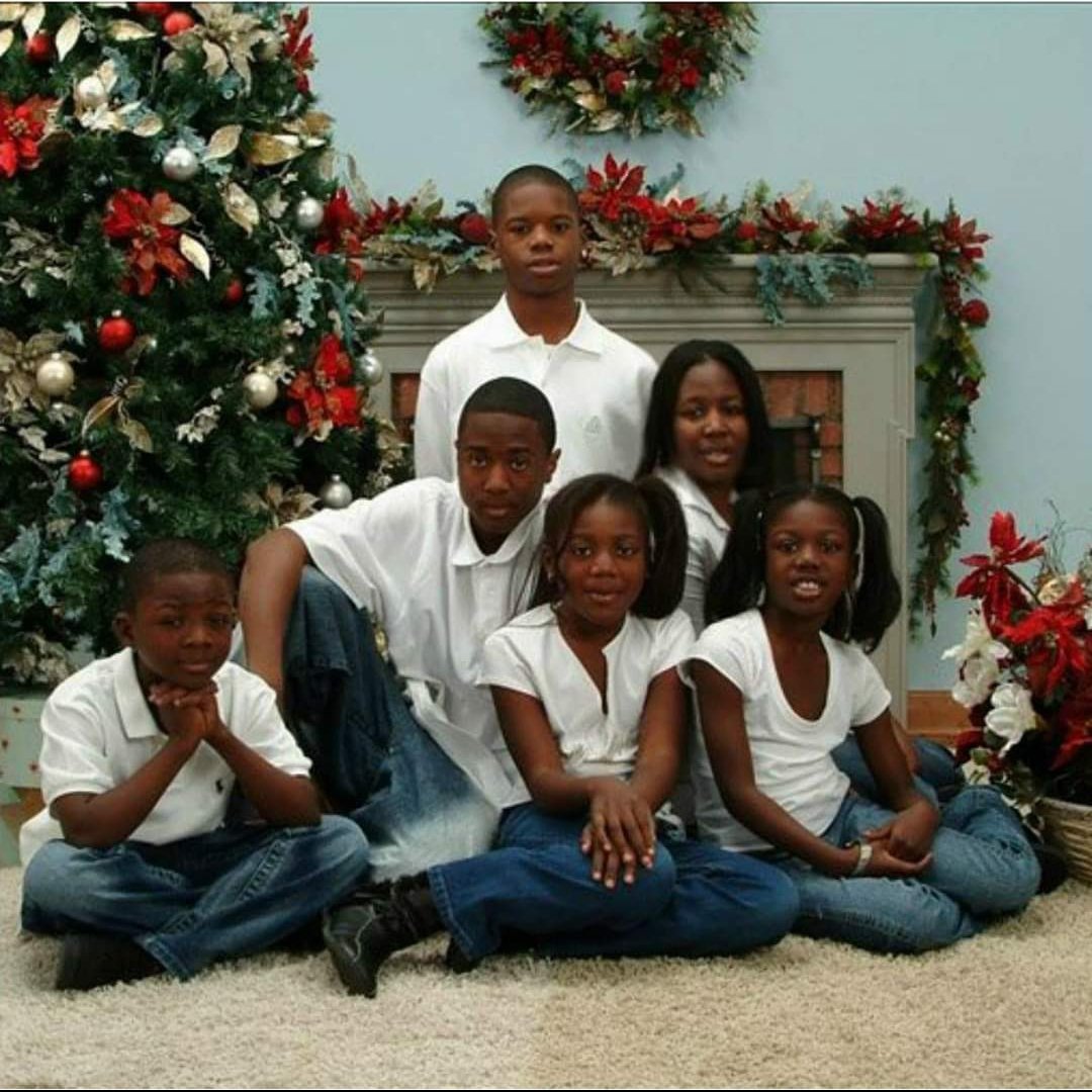 MsTeenaF's tweet photo. My all time FAV family pic. I can't believe the FAB are all some BEAUTIFUL.. WONDERFUL &amp; BLESSED young Adullts. I THANK GOD for allowing me the HONOR of being their Mommy... They have &amp; still teach me so much. #Grateful #Honored #Blessed #LIFEOFTHEFAB #Thankful 🤩🤩🤩🤩❤❤❤❤❤ https://t.co/KWm9g5ttFC