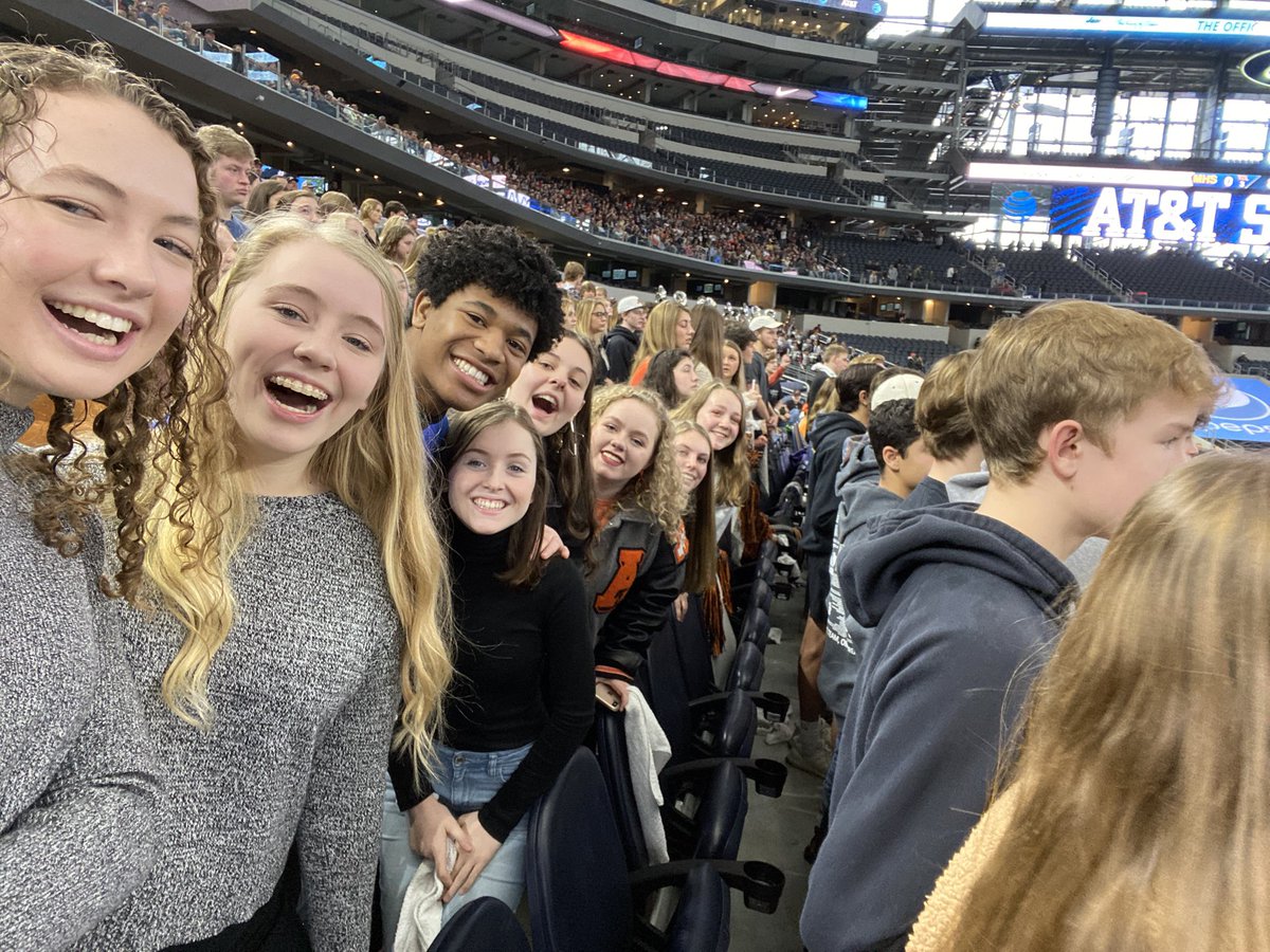 aledoplayers's tweet photo. Our Aledo Theatre Cats supporting the team! Go Bearcats!! #uilstate https://t.co/Rw4ku8EpGK
