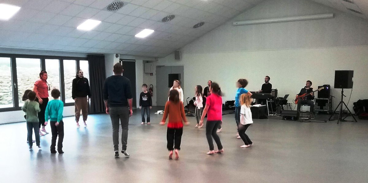 Yann_Ty_Coz's tweet image. Résidence d’artistes à l’école J. Burel de Ouessant. Créations artistiques sur la musique du groupe «Fleuves» et avec l’expertise chorégraphique de Stéphanie Gaillard - Projet  Drac Bretagne @MinistereCC  @LaCarene Brest  @DAACacadRennes @acrennes #EAC #BrestIroise