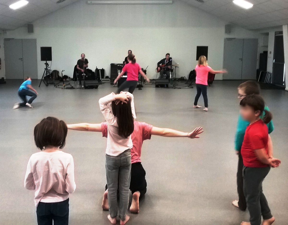 Yann_Ty_Coz's tweet image. Résidence d’artistes à l’école J. Burel de Ouessant. Créations artistiques sur la musique du groupe «Fleuves» et avec l’expertise chorégraphique de Stéphanie Gaillard - Projet  Drac Bretagne @MinistereCC  @LaCarene Brest  @DAACacadRennes @acrennes #EAC #BrestIroise