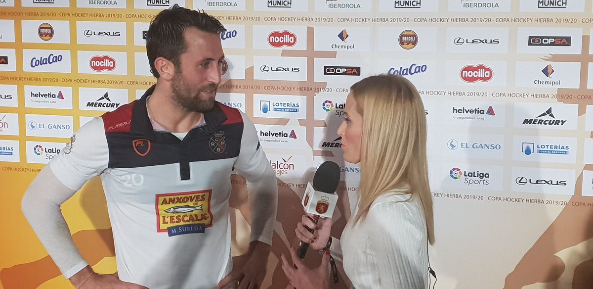 rfe_hockey's tweet photo. #ZonaMixta @almu_munagorri con @RocOliva1 , uno de los protagonistas del pase a la Final de la Copa del Rey @munichsports del @RCPoloBarcelona #CopaAtletic #CopaReyMUNICH https://t.co/7UH4HWf9bU