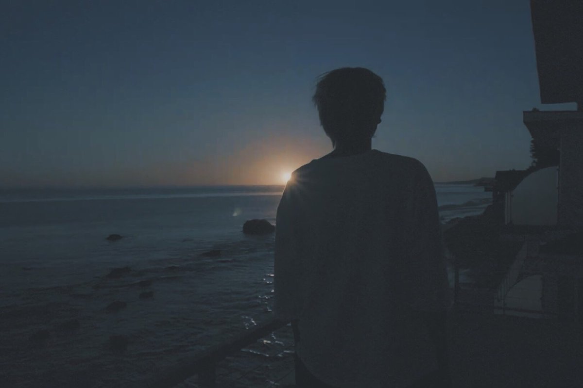 StellaTWloveKyu's tweet photo. When the person is prettier than the sea 🌊 https://t.co/Qwz7UfWrik