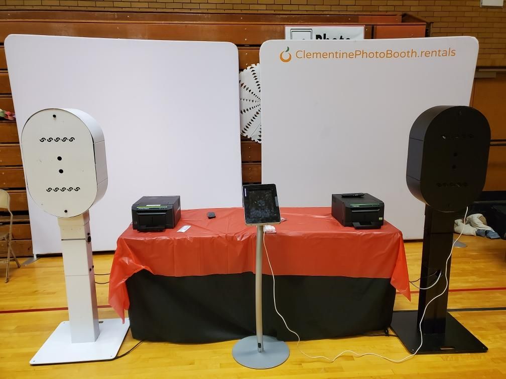 Clementine_PB's tweet photo. What an AMAZING night! A huge shout out goes to the Utah Refugee Center for putting on this great event.
*
* 
Two booths = double the fun 🤪
Venue: Lincoln Elementary School
#TisTheSeason #Holiday #Holidays #HolidayParty #HolidaySeason 
#UTRefugeeCenter #UtahRefugeeCenter https://t.co/GqX8S3uyMS