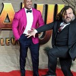 ロック様が写真撮影しているたびに？無理やり写り込んでくるジャック・ブラックの躍動感!