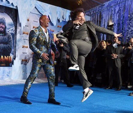 ロック様が写真撮影しているたびに？無理やり写り込んでくるジャック・ブラックの躍動感www