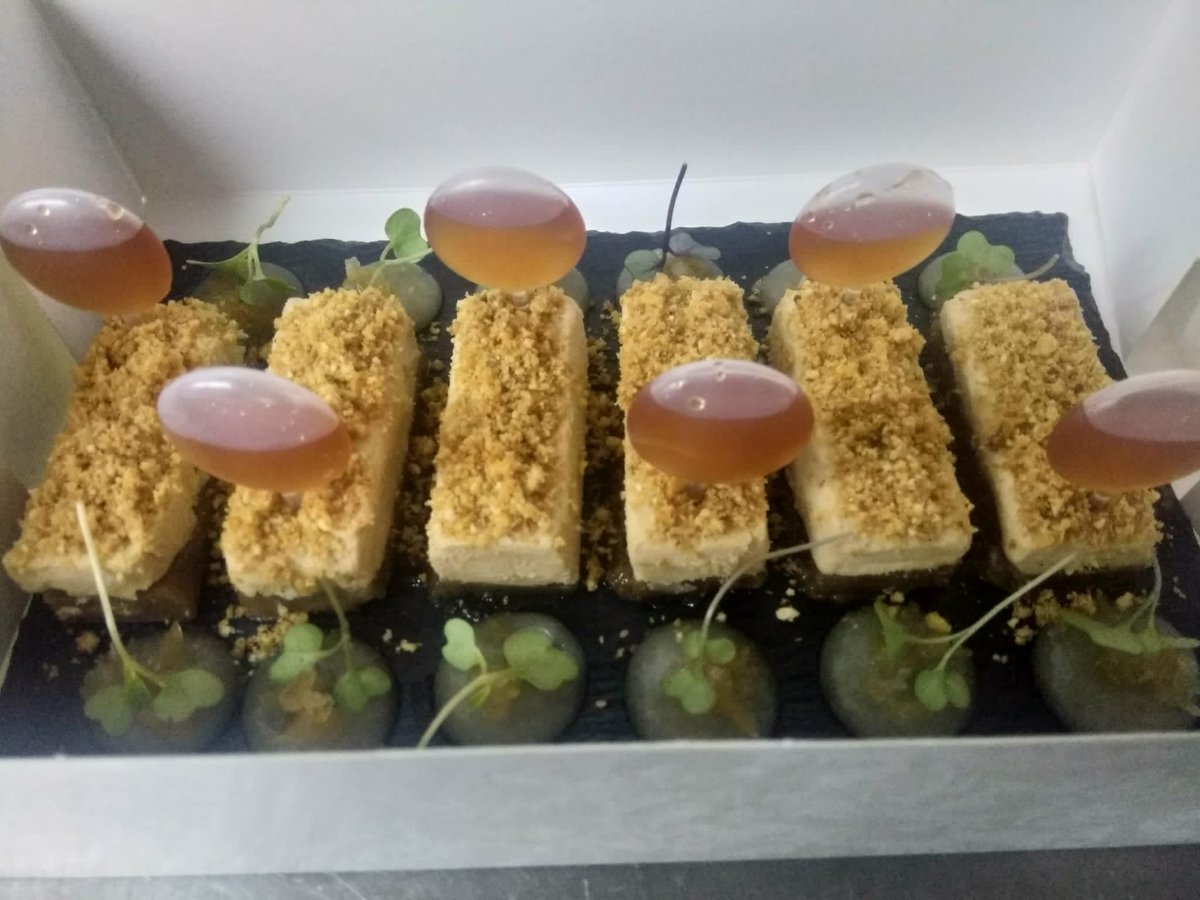BotigadelaFiga's tweet photo. #FelicesFiestas #Botiguer@s
Mañana de 8:30 a 13:00 
Lunes cerrado
Nochebuena hasta las 18:00 y Navidad de 8:30 a 13:00
#Foie con higos ...#listo para presentar en tu #mesa en estas #fiesta
#Encargos 964295517 o en la #Botiga https://t.co/5vbcgWG34a