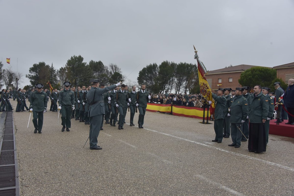 interiorgob's tweet photo. Enhorabuena a los 1.294 agentes de la 125ª promoción de la @guardiacivil que han jurado hoy bandera en la Academia de Baeza (Jaén)

➡ Grande-Marlaska ha presidido el acto y también ha jurado 🇪🇸.

Más info 👉
https://t.co/Gr9xXa3YB9 https://t.co/btfwuaebOf