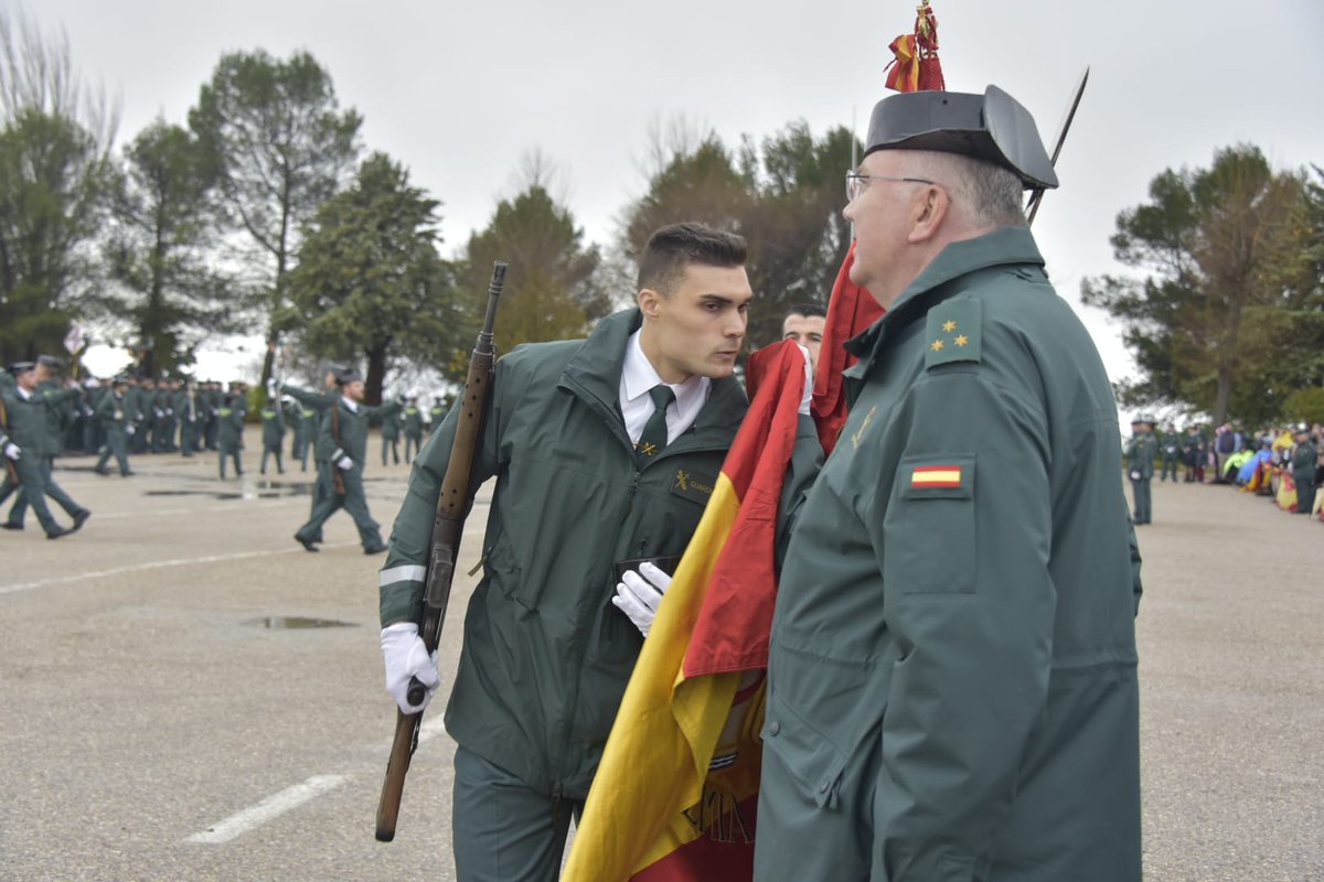 interiorgob's tweet photo. Enhorabuena a los 1.294 agentes de la 125ª promoción de la @guardiacivil que han jurado hoy bandera en la Academia de Baeza (Jaén)

➡ Grande-Marlaska ha presidido el acto y también ha jurado 🇪🇸.

Más info 👉
https://t.co/Gr9xXa3YB9 https://t.co/btfwuaebOf