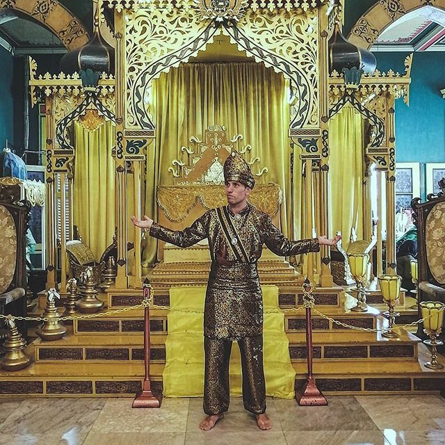 EduardoCamarero's tweet photo. Como príncipe por su casa. .
.
.
#Medan #Sumatra #palace #maimun #maimunpalace #passionpassport #wanderlust #travelindonesia #travelblog #solotravel #backpackinglife https://t.co/BGAIR4X1Hq https://t.co/ntX4fBAY1P